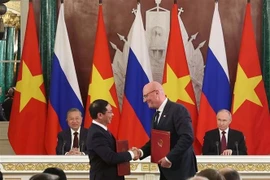 Генеральный секретарь ЦК КПВ То Лам и президент РФ Владимир Путин во время обмена соглашениями о сотрудничестве в нефтегазовой отрасли и протоколами о деятельности совместных предприятий «Вьетсовпетро» и «Русвьетпетро» между вице-премьером, министром иностранных дел Вьетнама Буй Тхань Шоном и вице-премьером РФ Дмитрием Чернышенко. (Фото: ВИA)