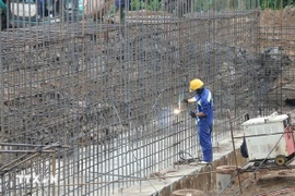 Рабочий на строительной площадке подпроекта скоростной автомагистрали Каолань - Анхыу в дельте Меконга. (Фото: ВИА)