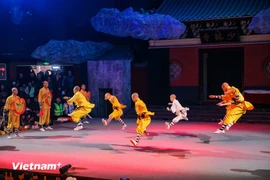 Шаолиньское ушу часто считается «общим истоком» многих школ китайских боевых искусств; согласно одной из версий, насчитывается до 72 направлений, включая «Кулак дракона», «Кулак архатов», «Пять форм», «Железная песчаная ладонь», «Боевой строй восемнадцати архатов». (Фото: Hoài Nam/Vietnam+)