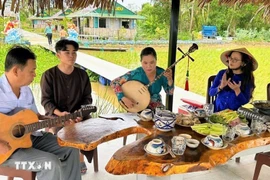 Выступление Дон Ка Тай Ты на агроэкотуристическом объекте «Кань Донг Кау Ба» в г. Хошимине. (Фото: ВИА)