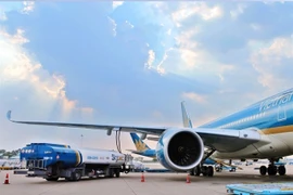 Ведомство также предложило разрешить авиакомпаниям взимать топливный сбор на внутренних рейсах с гибким механизмом корректировки в зависимости от колебаний цен на топливо Jet A-1. Фото: baochinhphu.vn. 