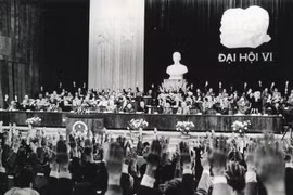 Всевьетнамский съезд Коммунистической партии Вьетнама 6-го созыва в 1986 году положил начало всеобъемлющей политике реформ, ознаменовав собой поворотный момент в социалистическом развитии страны. (Фото: ВИА)