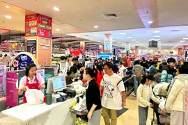 Потребители делают покупки в супермаркете. Фото: Дык Зюй/Vietnam+