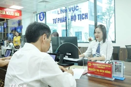 В центре государственных административных услуг в Ханое (Фото: ВИA)