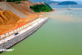 Стартовав в декабре 2022 года, проект общей инфраструктуры порта Лиенчиểu с общим объёмом инвестиций более 3,4 трлн донгов на сегодняшний день выполнен на 95%. (Фото: Vietnam+)