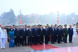 Делегаты возлагают венки и посещают Мавзолей Президента Хо Ши Мина. (Фото: ВИА)