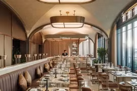 Элегантная обстановка ресторана The Hudson Rooms на крыше отеля Capella Hanoi. (Фото: Sun Group) 