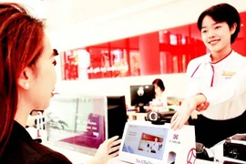 SeABank одновременно внедряет практики управления выбросами, оптимизирует использование энергии, ускоряет цифровую трансформацию и продвигает экологичные привычки внутри организации. (Фото: nhandan.vn) 