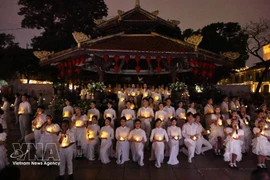 Одним из самых ярких моментов концерта «Hanoi binh yen» («Мирный Ханой»), состоявшегося 28 марта, становится финал, когда вся площадка одновременно погружается во тьму в поддержку акции «Час Земли». (Фото: ВИА) 