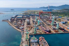 Судостроительный завод HD Hyundai Vietnam способствует развитию логистической цепочки и сервисных услуг в районе Ванфонга. (Фото: nhandan.vn) 