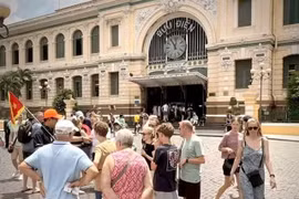Европейские туристы посещают город Хошимин. В последнее время Вьетнам становится популярным направлением среди путешественников из Европы. (Фото: ВИA) 