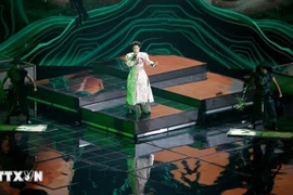 Певец Дык Фук выступает на международном музыкальном конкурсе «Intervision -2025» в Москве, Россия. (Фото: ВИA)