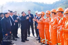 Премьер-министр Вьетнама Фам Минь Тьинь посещает строительную площадку скоростной автомагистрали Донгданг – Чалинь и поощряет рабочих. Фото: Вьетнамское информационное агентство.