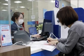 Клиент совершает операции в Вьетнамском акционерном коммерческом банке промышленности и торговли (VietinBank). (Фото: ВИA) 