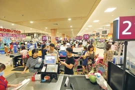 Покупатели в торговом центре Aeon в Лонгбьене, Ханой. (Фото: ВИA)