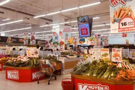 Цены на продукты питания резко выросли в населённых пунктах, непосредственно пострадавших от послештормовых наводнений.(Фото: VietnamPlus) 