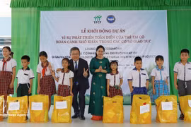 Организаторы вручают 40 подарочных наборов учащимся, находящимся в трудной жизненной ситуации. Фото: ВИА. 