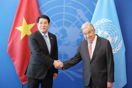 Президент государства Лыонг Кыонг (слева) встречается с Генеральным секретарем ООН Антониу Гутерришем. (Фото: ВИА) 