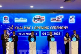 На церемонии открытия выставки (Фото: ВИA) 