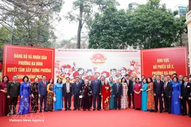 Генеральный секретарь ЦК КПВ То Лам встречается с избирателями на избирательном участке № 2 в квартале Бадинь в Ханое. (Фото: ВИА) 