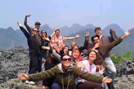 Иностранные туристы с воодушевлением делятся впечатлениями от поездки в Хазянг. (Фото: ВИА) 