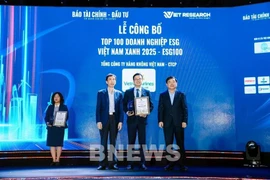Представитель компании Vietnam Airrlines (в центре) на церемонии чествования (Фото: ВИA)