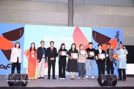 Посол Вьетнама в Республике Корея Ву Хо награждает предприятия по переработке кофе и мастеров-ремесленников. (Фото: ВИA) 