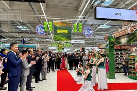 Церемония открытия Недели вьетнамских товаров во Франции в гипермаркете Carrefour Collégien. (Фото: ВИA)