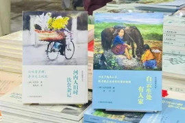Книга автора Ву Тхе Лонга «Этикет питания и питья ханойцев на протяжении всей истории», изданная на китайском языке, получила в Китае награду за 2025 влиятельных книг Юго-Восточной Азии. (Фото: sggp.org.vn)