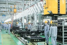 Рабочие на автомобильном заводе THACO. (Фото: ВИА)