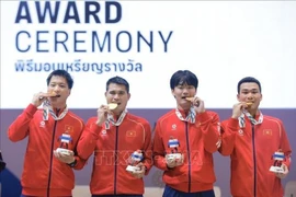 Фехтовальщики Нгуен Суан Лой, Нгуен Ван Кует, Ле Ван Банг и Фан Ань Зыонг уверенно обыгрывают сборную Малайзии со счётом 45:27 в командном финале и завоёвывают золотые медали. (Фото: ВИА)