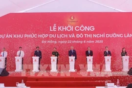 Постоянный вице-премьер Нгуен Хоа Бинь, заместитель председателя Национального собрания Нгуен Дык Хай и делегаты на церемонии закладки фундамента туристического и курортного комплекса Лангван в городе Дананг. (Фото: ВИA)