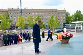 Генеральный секретарь ЦК КПВ То Лам, его супруга и высокопоставленная вьетнамская делегация на площади Ле Зуан в Москве 10 мая. (Фото: ВИA)