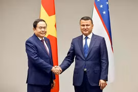 Председатель Национального собрания Вьетнама Чан Тхань Ман (слева) принимает председателя Комитета по межнациональным отношениям и дружественным связям с зарубежными странами Сариева Кахрамона Раматуллаевича. (Фото: ВИA)