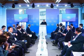 Премьер-министр Фам Минь Тьинь выступает на страновом стратегическом диалоге в рамках 55-й ежегодной встречи Всемирного экономического форума (ВЭФ) в Давосе, Швейцария, 21 января. (Фото: ВИA)