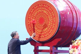 Генеральный секретарь партии То Лам бьёт в барабан, открывая 2025–2026 учебный год. (Фото: ВИA)