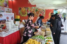 Люди наслаждаются деликатесами из города Кантхо в дельте Меконга. (Фото: ВИA)