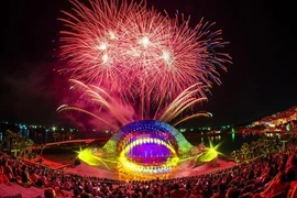 Тысячи посетителей побывали на шоу «Поцелуй моря» в Сансет-Тауне, которое вошло в книгу рекордов Гиннеса.