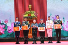 Заместитель министра национальной обороны генерал-полковник Хоанг Суан Чиен (третий слева) вручает подарки военнослужащим ВНА, которые примут участие в параде на Красной площади в честь 80-летия Победы России в Великой Отечественной войне (9 мая). (Фото: ВИA)