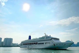 Круизное судно *Piano Land*, на борту которого находится около 1 000 туристов из Китая, причаливает к Международному круизному порту Халонг. (Фото: ВИА) 