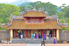 Туристы в городе Хюэ. (Фото: ВИА)