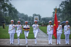 Почетный караул проводит церемонию поднятия приспущенного флага в честь бывшего президента Чан Дык Лыонга. (Фото: ВИA)