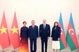 Президент Азербайджана Ильхам Алиев (второй справа) и его супруга проводят официальную церемонию приветствия генерального секретаря партии То Лама и его супруги (Фото: ВИA)