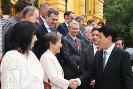 Президент государства Лыонг Кыонг (справа) приветствует дипломатов ЕС на встрече в Ханое 9 июня. (Фото: ВИA)