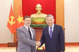 Генеральный секретарь ЦК КПВ То Лам (справа) и покидающий свой пост посол Австралии Эндрю Голедзиновски на встрече в Ханое 23 декабря. (Фото: ВИA)