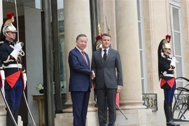 7 октября 2024 года генеральный секретарь ЦК КПВ, президент государства То Лам принимает участие в официальной церемонии приветствия, организованной президентом Франции Эммануэлем Макроном. (Фото: ВИA)
