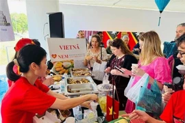 Вьетнамский стенд на Международном продовольственном и культурном базаре 2025 года. (Фото: любезно предоставлено посольством Вьетнама в Бразилии)