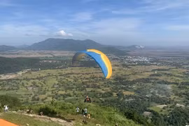 Параплан взлетает с горы Фунг Хоанг в уезде Читон провинции Анжанг. (Фото: ВИA)