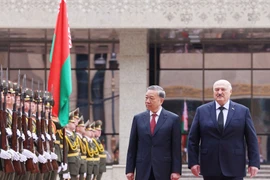 Генеральный секретарь ЦК КПВ То Лам и Президент Александр Лукашенко обходят строй почетного караула. (Фото: ВИA)