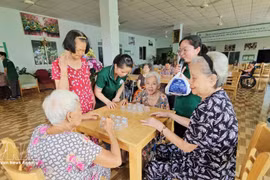 Пожилые люди получают уход в доме престарелых Tam An в городе Хошимине. (Фото: ВИА) 